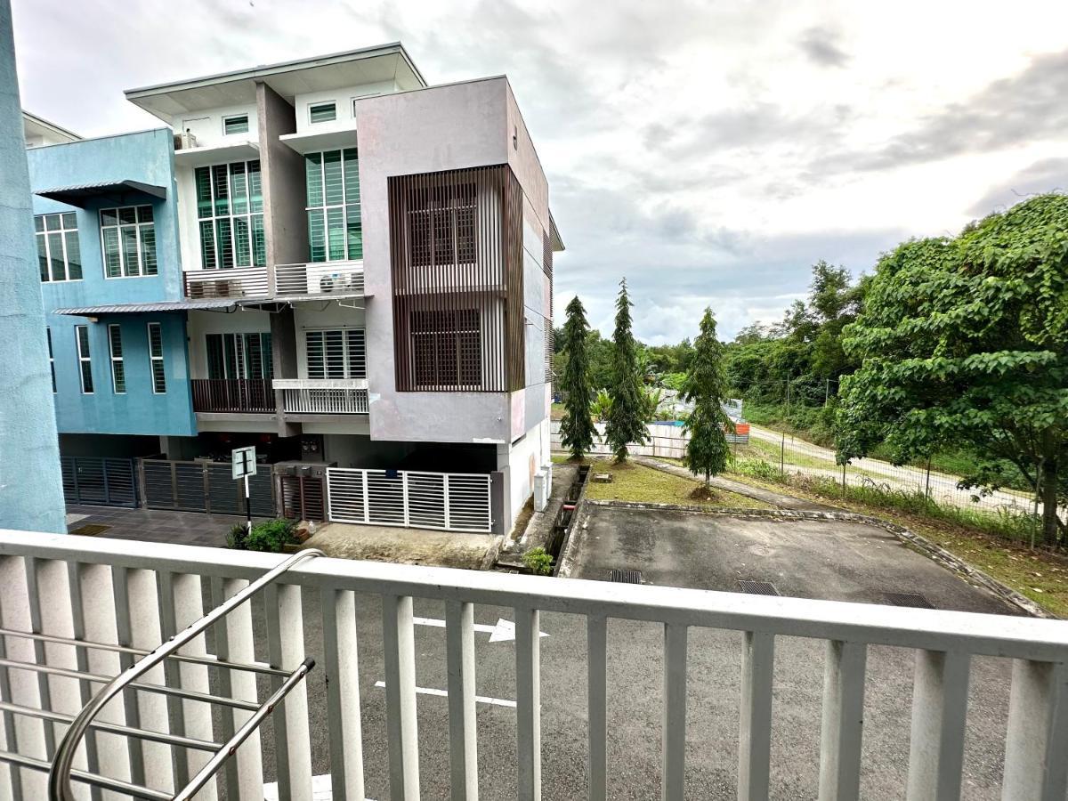 Springfield 3-Storey Cheerful Townhouse #Yoyo Homestay Сандакан Екстер'єр фото